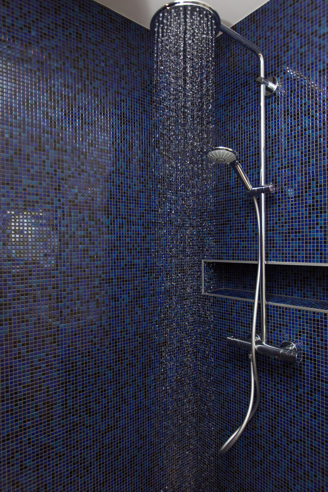 Стильный дизайн: ванная комната среднего размера в современном стиле с синей плиткой, разноцветной плиткой, черной плиткой, плиткой мозаикой, душевой кабиной и разноцветными стенами - последний тренд