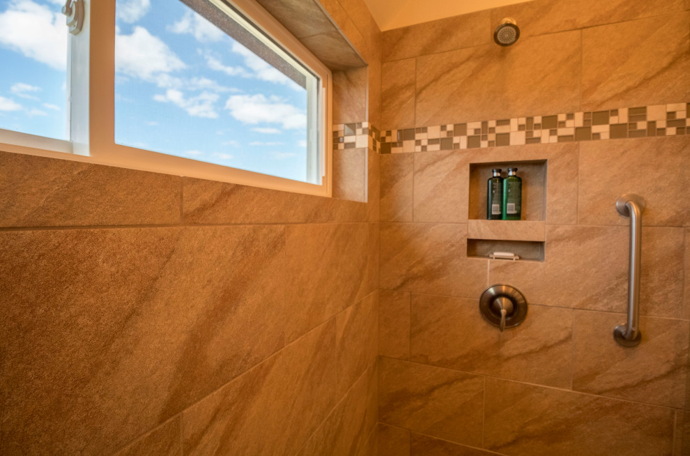 Exempel på ett mellanstort klassiskt en-suite badrum, med en hörndusch, vita väggar, klinkergolv i keramik, beiget golv och med dusch som är öppen