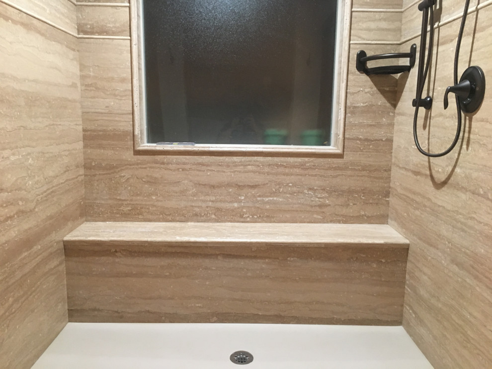 Diseño de cuarto de baño principal clásico renovado grande con ducha empotrada y ducha con puerta corredera