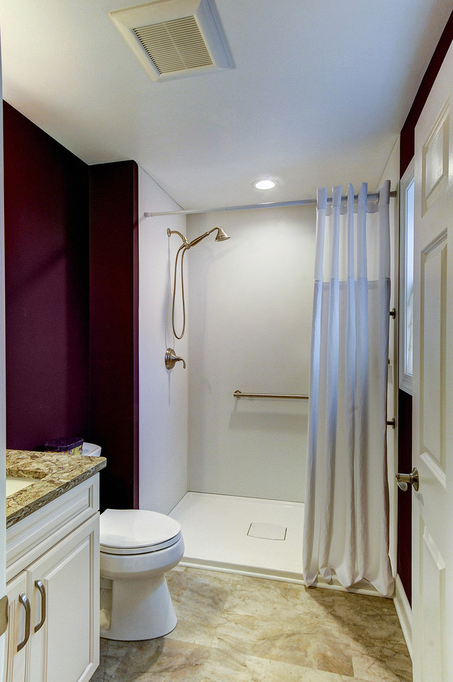 На фото: ванная комната в стиле неоклассика (современная классика) с фасадами с выступающей филенкой, белыми фасадами, душем без бортиков, унитазом-моноблоком, фиолетовыми стенами, душевой кабиной, врезной раковиной, столешницей из гранита, шторкой для ванной и бежевой столешницей