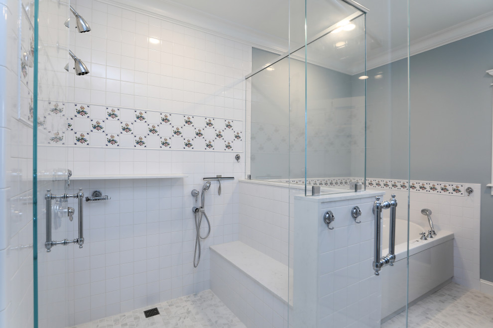 Imagen de cuarto de baño principal romántico grande con puertas de armario de madera en tonos medios, bañera encastrada, ducha a ras de suelo, baldosas y/o azulejos blancos, baldosas y/o azulejos de porcelana, paredes grises, suelo con mosaicos de baldosas y suelo multicolor