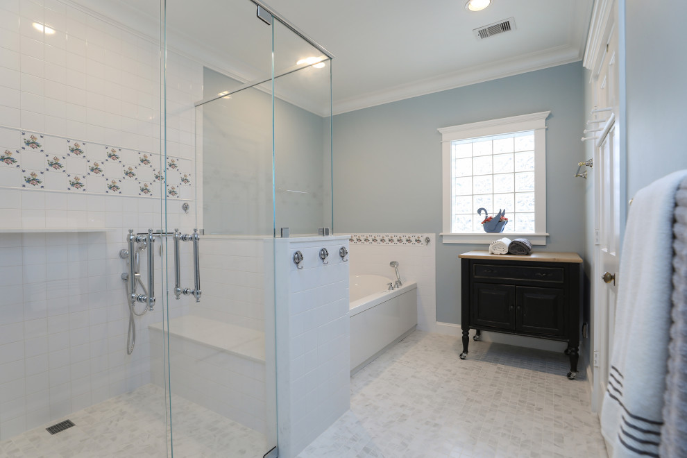 Idéer för att renovera ett stort shabby chic-inspirerat en-suite badrum, med skåp i mörkt trä, ett platsbyggt badkar, en kantlös dusch, vit kakel, porslinskakel, grå väggar, mosaikgolv och flerfärgat golv