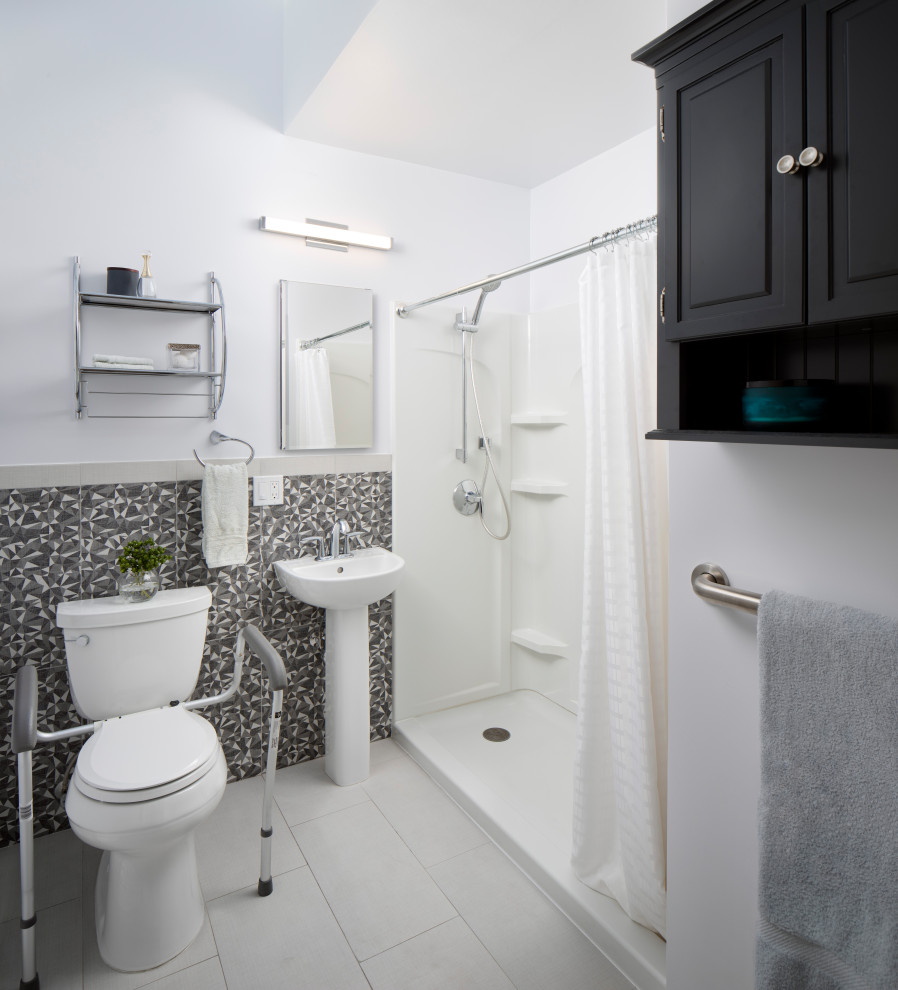 Réalisation d'une douche en alcôve design avec WC séparés, un carrelage noir et blanc, un mur blanc, un lavabo suspendu et une cabine de douche avec un rideau.