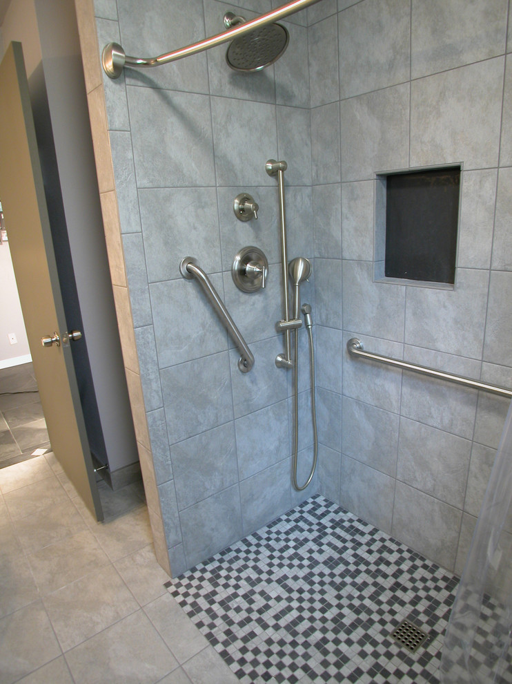 Exempel på ett litet klassiskt badrum med dusch, med släta luckor, vita skåp, en öppen dusch, grå kakel, porslinskakel, grå väggar och klinkergolv i porslin