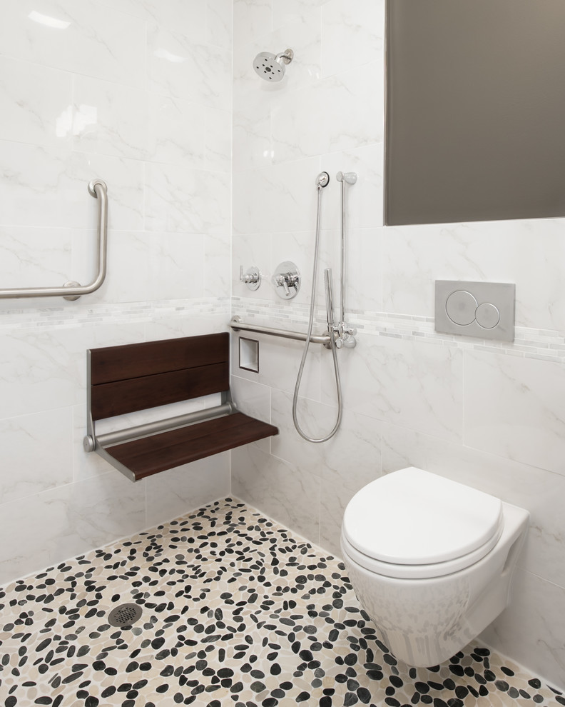 На фото: маленькая ванная комната в стиле модернизм с накладной раковиной, столешницей из дерева, душем без бортиков, инсталляцией, разноцветной плиткой, керамогранитной плиткой, серыми стенами, полом из галечной плитки и душевой кабиной для на участке и в саду
