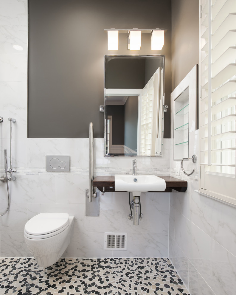 Idées déco pour une petite salle d'eau moderne avec un lavabo posé, un plan de toilette en bois, une douche à l'italienne, WC suspendus, un carrelage multicolore, des carreaux de porcelaine, un mur gris et un sol en galet.