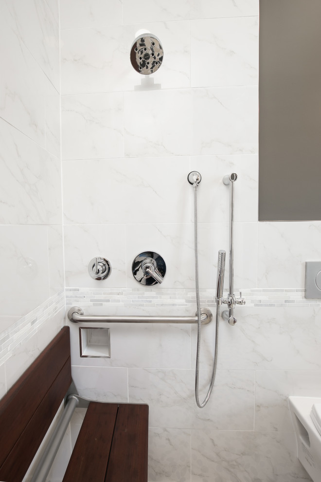 Bild på ett litet funkis badrum med dusch, med ett nedsänkt handfat, träbänkskiva, en kantlös dusch, en vägghängd toalettstol, flerfärgad kakel, porslinskakel, grå väggar och klinkergolv i småsten