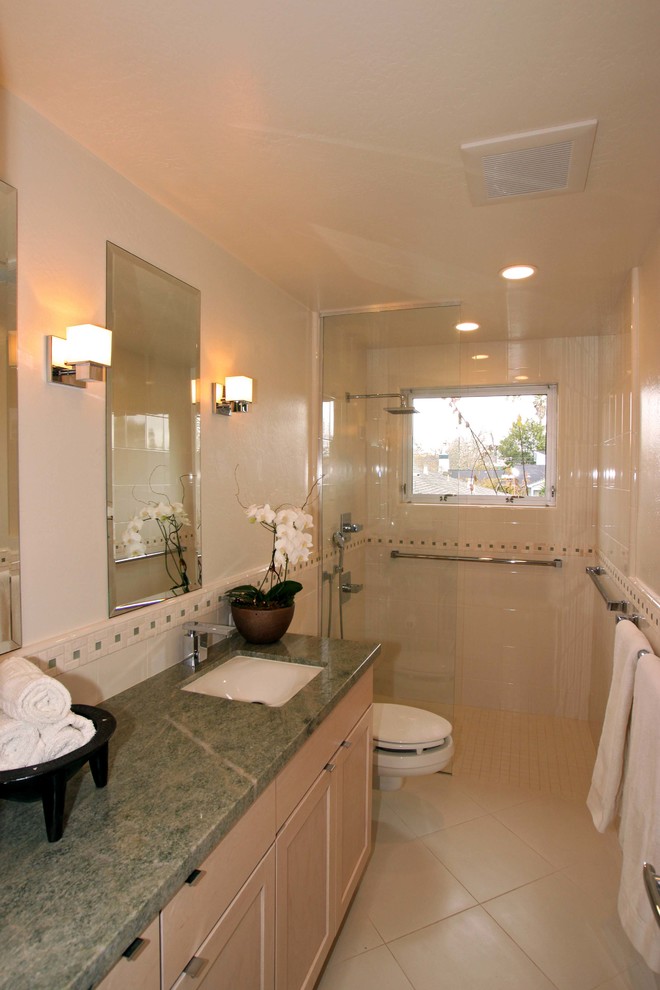 Inspiration för ett mellanstort vintage badrum med dusch, med ett undermonterad handfat, skåp i shakerstil, skåp i ljust trä, en dusch i en alkov, en toalettstol med hel cisternkåpa, vit kakel, vita väggar och klinkergolv i keramik