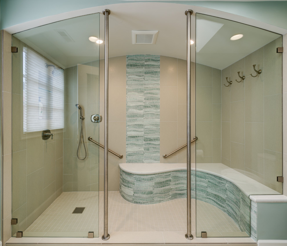 На фото: большая ванная комната в современном стиле с синей плиткой, стеклянной плиткой и полом из керамогранита с