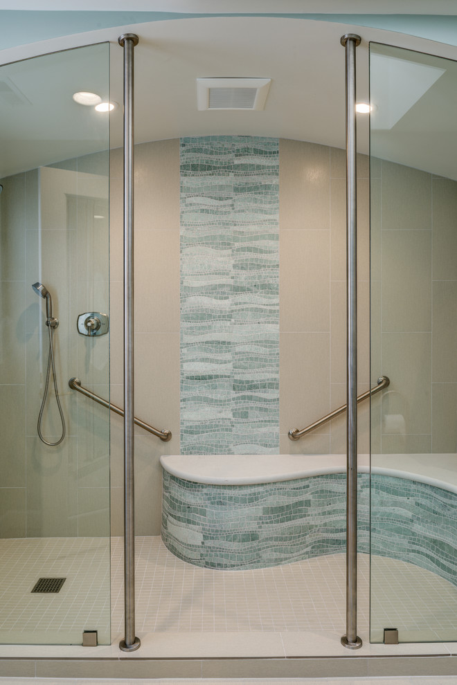 Foto di una grande stanza da bagno contemporanea con piastrelle blu, piastrelle di vetro e pavimento in gres porcellanato