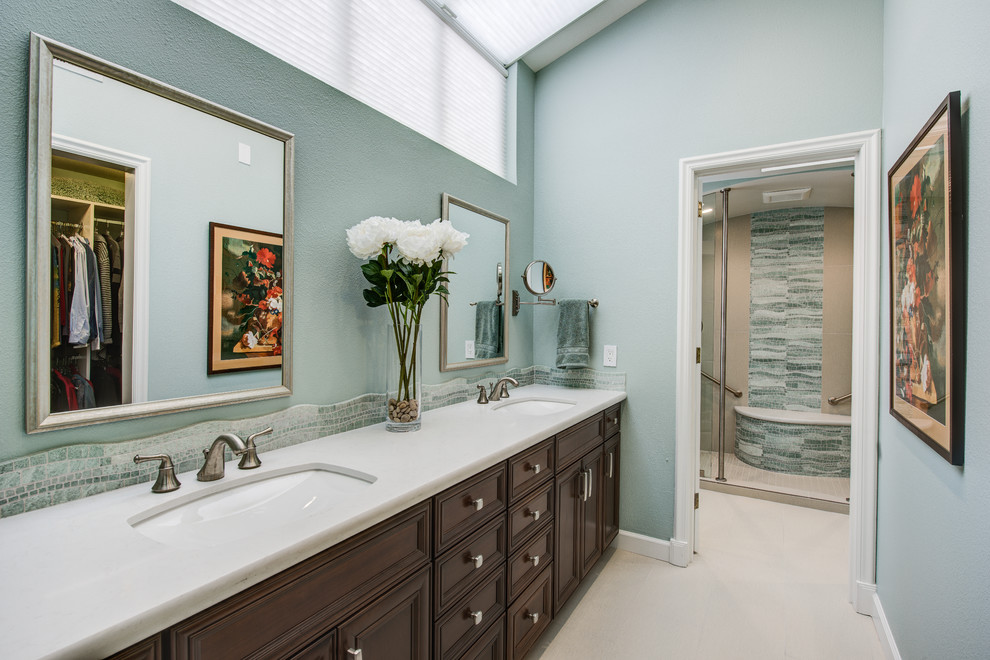 Foto di una grande sauna chic con lavabo sottopiano, ante con riquadro incassato, ante in legno bruno, top in quarzo composito, piastrelle blu, piastrelle di vetro, pareti blu e pavimento in gres porcellanato