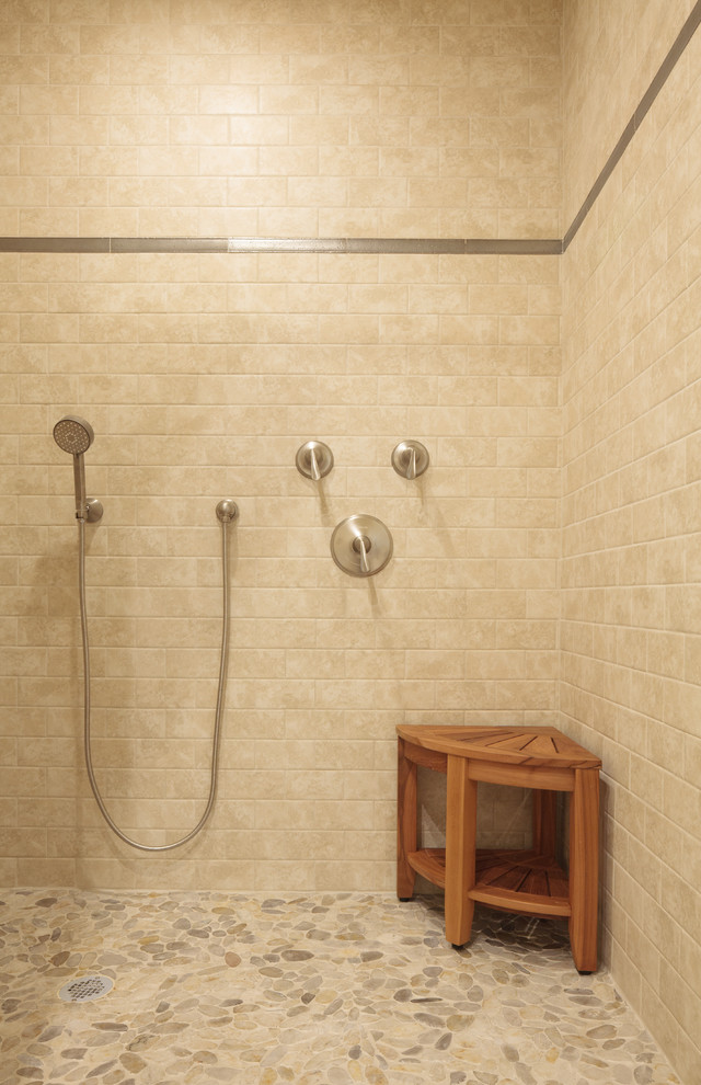 Cette image montre une douche en alcôve principale design de taille moyenne avec un placard à porte shaker, des portes de placard blanches, WC séparés, un carrelage marron, un carrelage de pierre, un mur jaune, un sol en travertin, un lavabo encastré et un plan de toilette en bois.