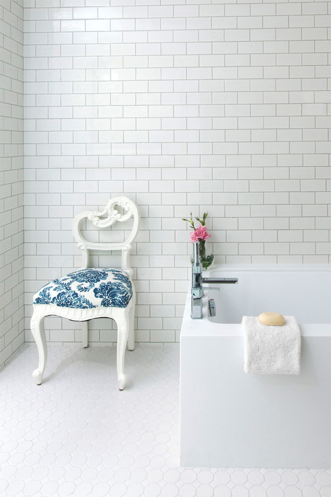 Inspiration för ett vintage badrum, med ett undermonterad handfat, släta luckor, skåp i ljust trä, marmorbänkskiva, ett hörnbadkar, en kantlös dusch, en toalettstol med hel cisternkåpa, vit kakel och keramikplattor
