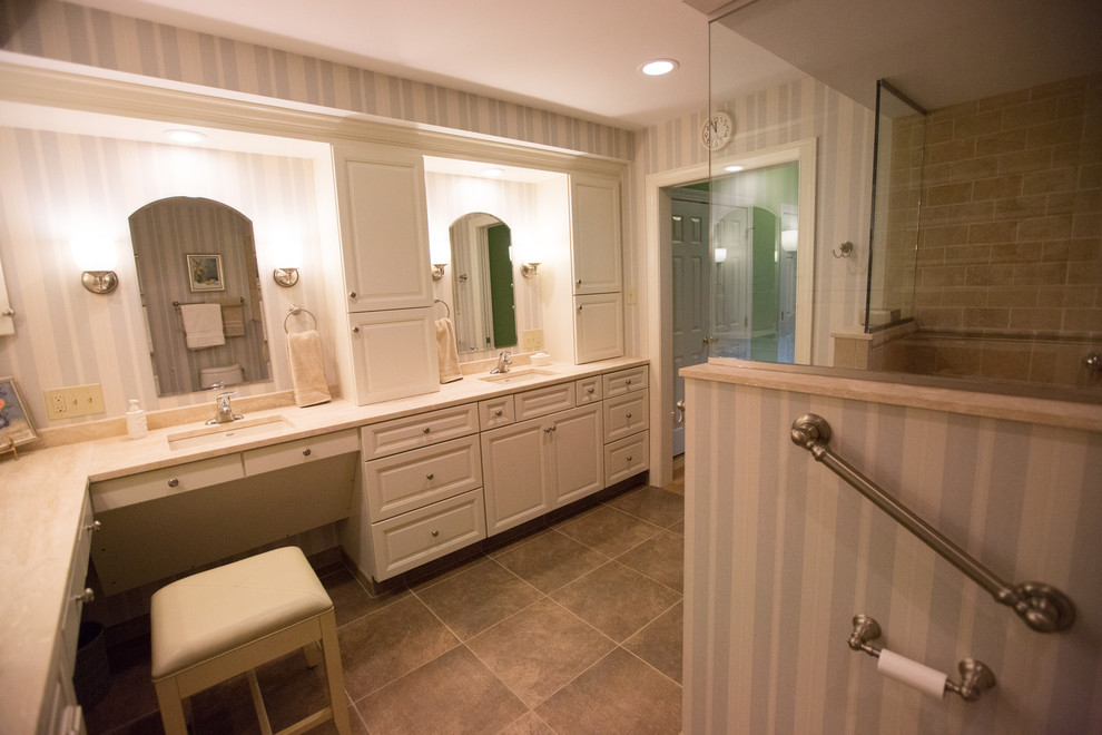 Klassisk inredning av ett mellanstort en-suite badrum, med ett undermonterad handfat, luckor med upphöjd panel, vita skåp, bänkskiva i kalksten, en kantlös dusch, beige kakel, keramikplattor, flerfärgade väggar och klinkergolv i keramik