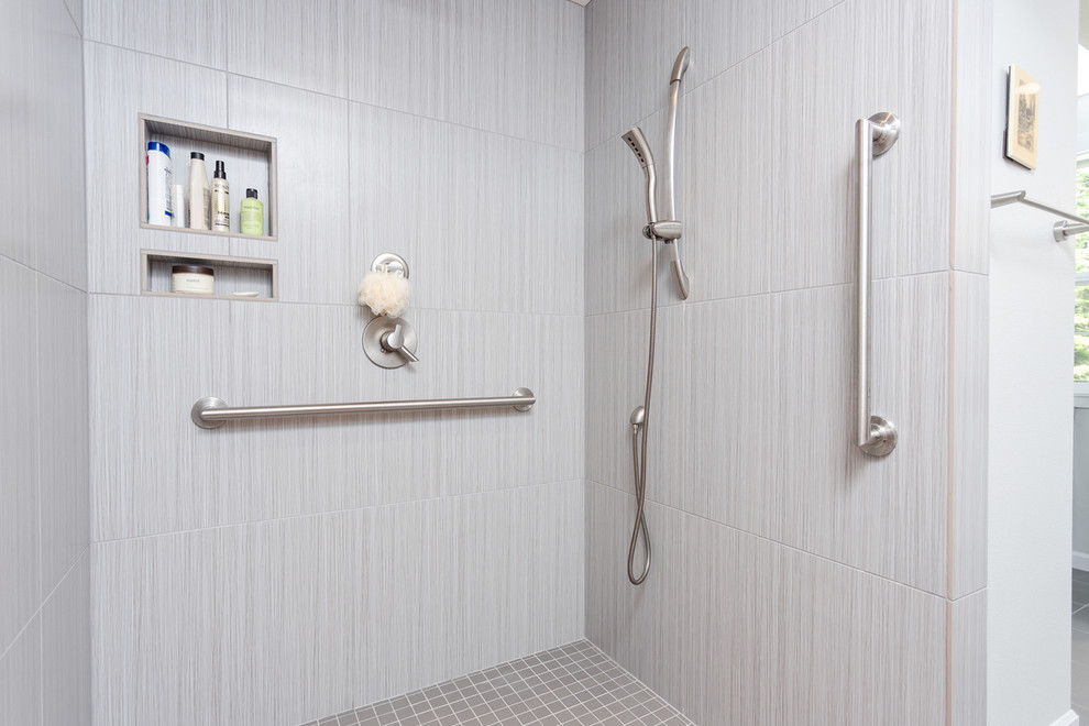 Immagine di una stanza da bagno padronale contemporanea con doccia a filo pavimento, piastrelle grigie, piastrelle in ceramica, pareti grigie e pavimento con piastrelle in ceramica