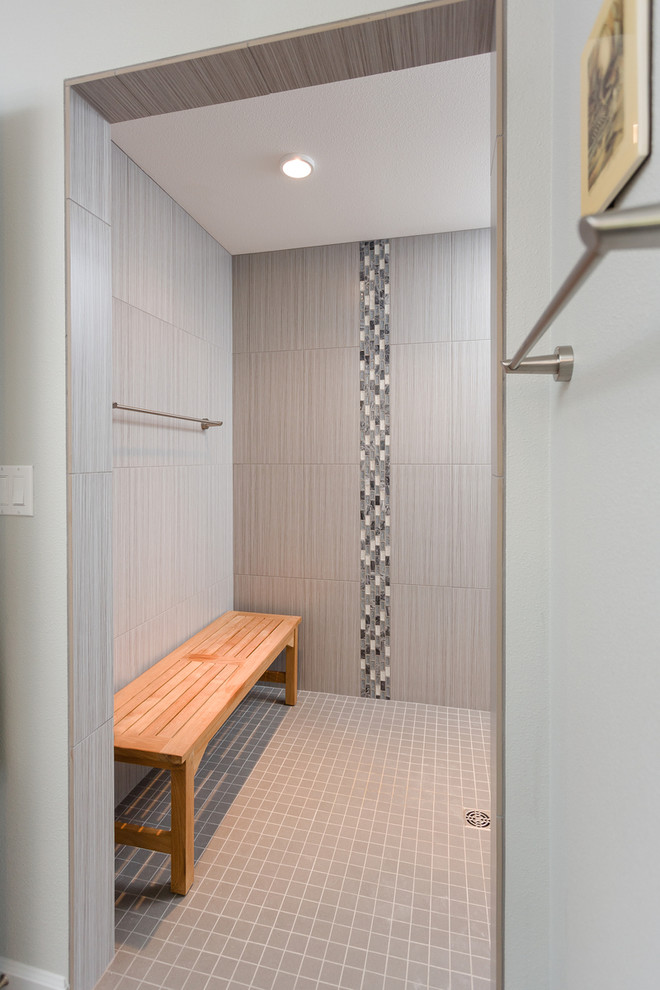 Источник вдохновения для домашнего уюта: главная ванная комната в современном стиле с душем без бортиков, серой плиткой, керамической плиткой, серыми стенами, полом из керамической плитки и столешницей из гранита
