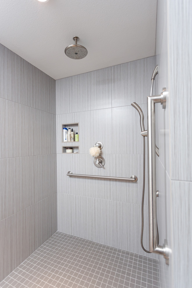 Cette image montre une salle de bain principale design avec une douche à l'italienne, un carrelage gris, des carreaux de céramique, un mur gris et un sol en carrelage de céramique.