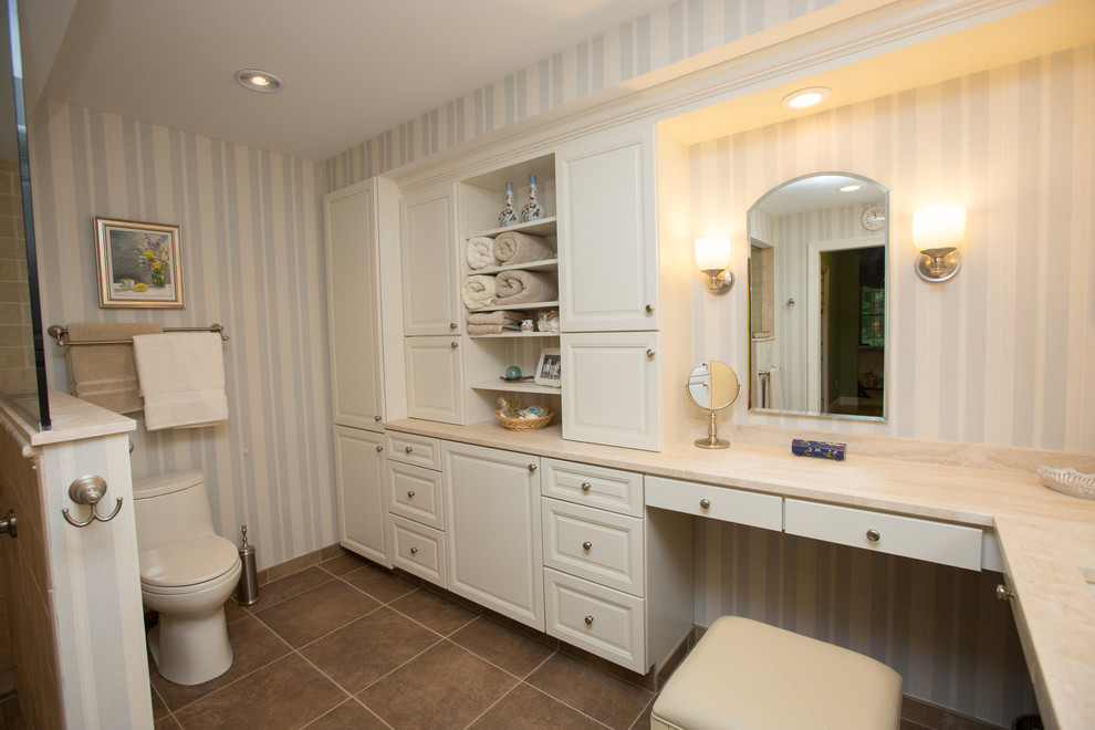 Exempel på ett mellanstort klassiskt en-suite badrum, med ett undermonterad handfat, luckor med upphöjd panel, vita skåp, bänkskiva i kalksten, en kantlös dusch, beige kakel, keramikplattor, flerfärgade väggar och klinkergolv i keramik