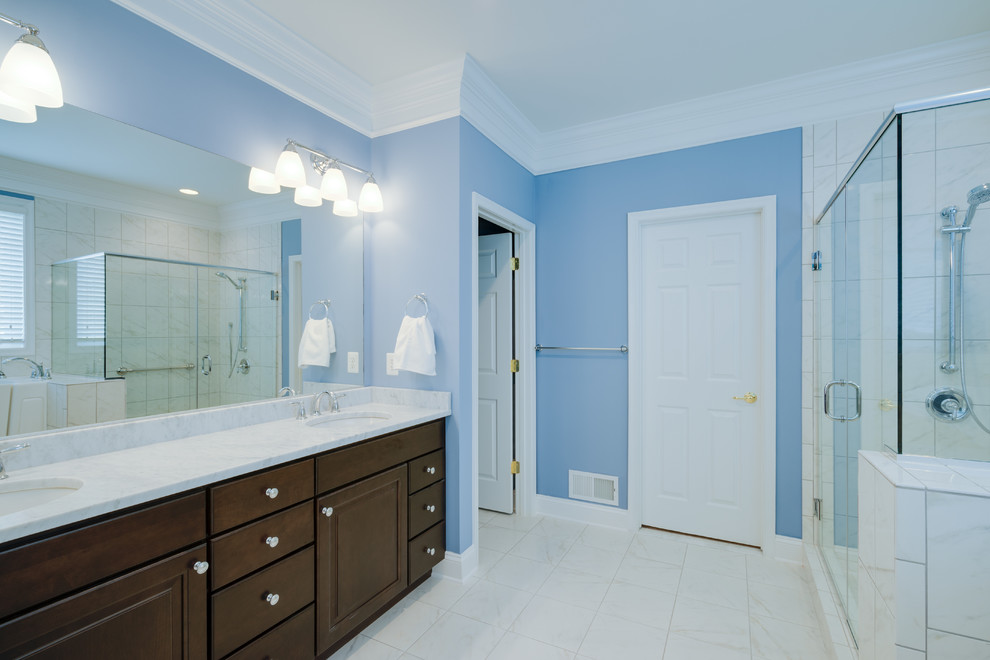 Idéer för att renovera ett mellanstort funkis en-suite badrum, med skåp i mellenmörkt trä, en hörndusch, blå väggar, granitbänkskiva, luckor med upphöjd panel, vit kakel, keramikplattor, marmorgolv, ett undermonterad handfat, vitt golv och dusch med gångjärnsdörr