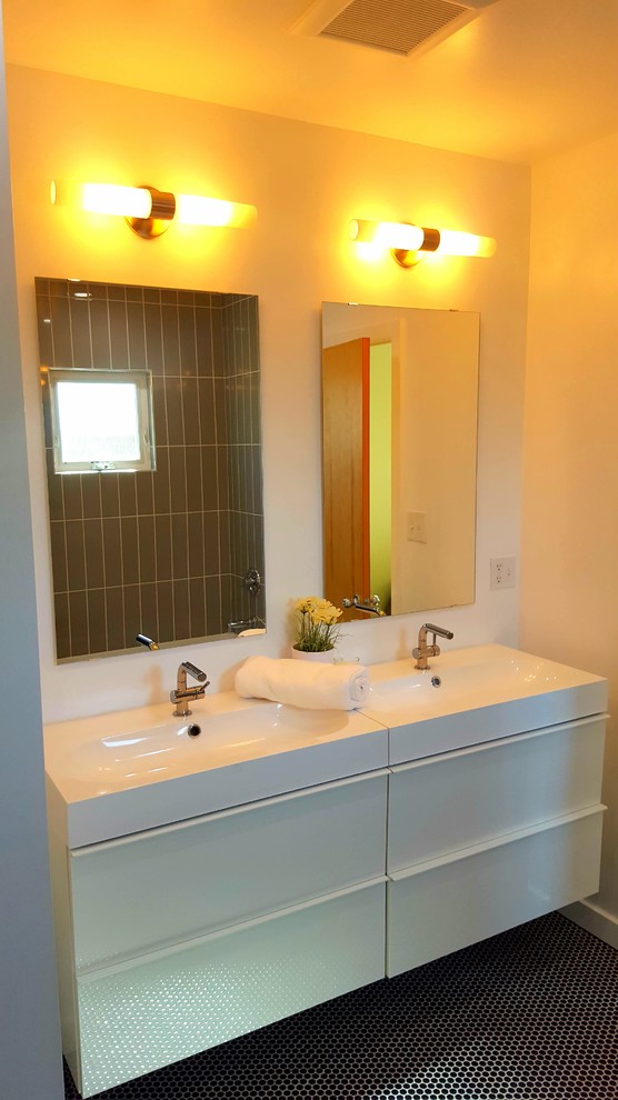 Retro ensuite bathroom in Los Angeles with flat-panel cabinets, white cabinets, an alcove bath, a two-piece toilet, white tiles, ceramic tiles, grey walls, porcelain flooring, a submerged sink, engineered stone worktops, grey floors and an open shower.