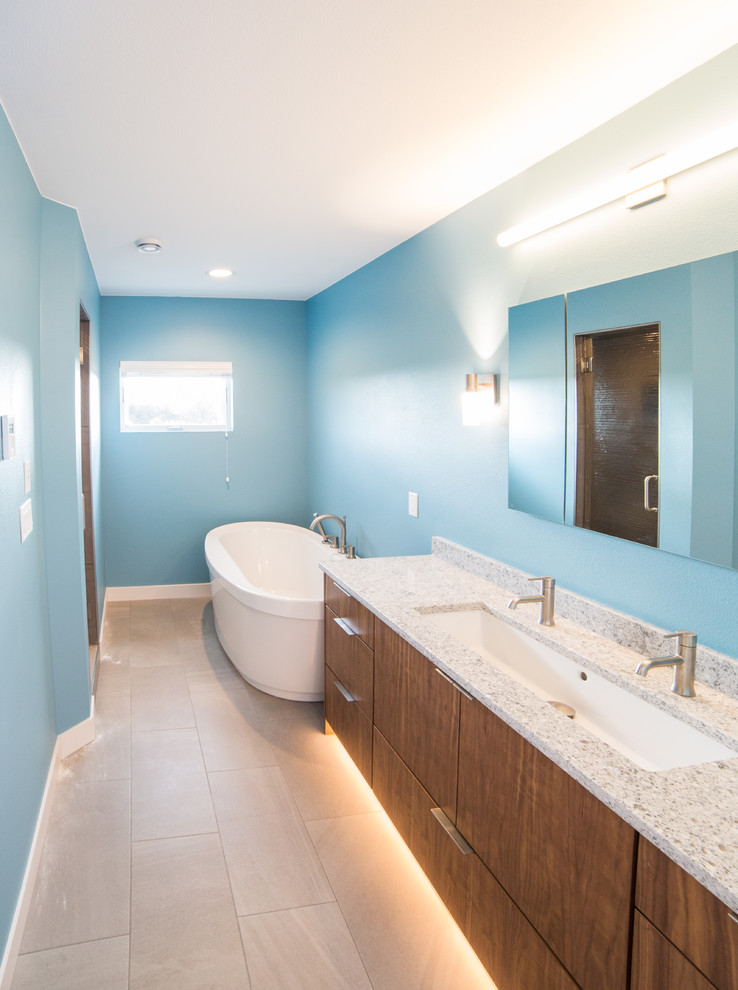 Aménagement d'une grande salle de bain principale campagne en bois foncé avec un plan de toilette en granite, un placard à porte plane, un bain japonais, une douche double, WC à poser, un mur bleu, un lavabo encastré, un sol beige et une cabine de douche à porte battante.