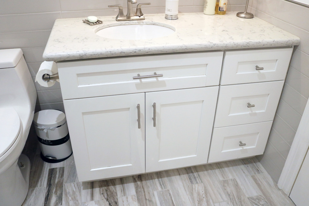 Kleines Modernes Duschbad mit Schrankfronten im Shaker-Stil, weißen Schränken, grauer Wandfarbe, Vinylboden, Unterbauwaschbecken, Quarzit-Waschtisch, grauem Boden und weißer Waschtischplatte in Houston