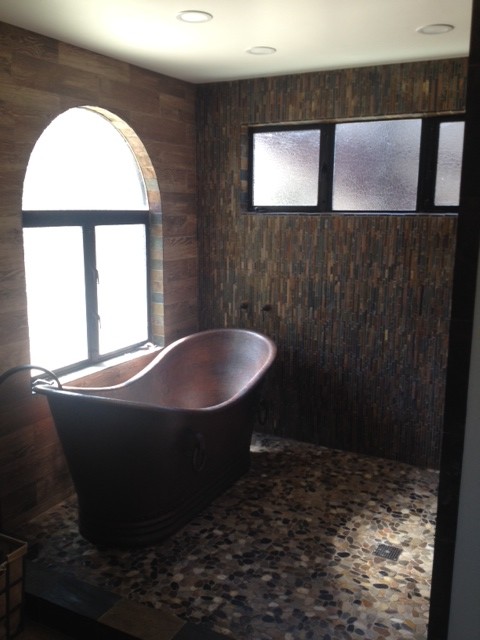Idee per una stanza da bagno padronale stile rurale con vasca freestanding, pareti marroni e pavimento in ardesia