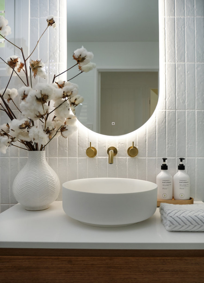 Inspiration for a small midcentury ensuite bathroom in Los Angeles with flat-panel cabinets, medium wood cabinets, a corner shower, a one-piece toilet, white tiles, porcelain tiles, white walls, slate flooring, a built-in sink, laminate worktops, beige floors, a hinged door and white worktops.