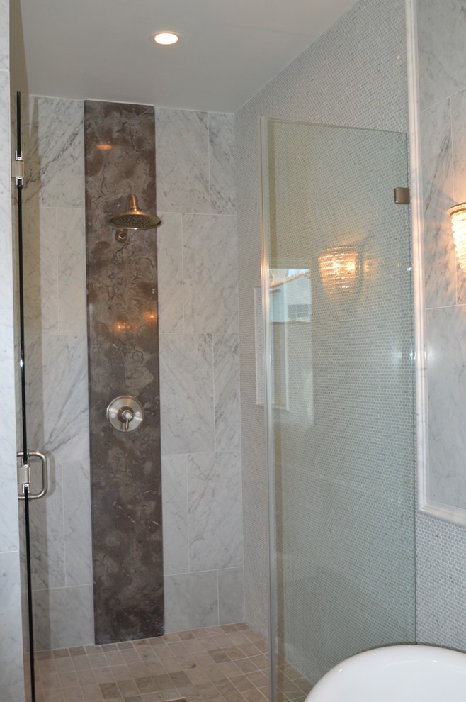 Свежая идея для дизайна: ванная комната среднего размера в стиле неоклассика (современная классика) с плиткой мозаикой - отличное фото интерьера