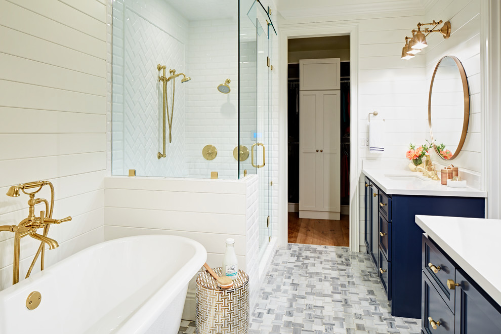 Diseño de cuarto de baño principal clásico con armarios con paneles empotrados, puertas de armario azules, bañera con patas, ducha esquinera, paredes blancas, lavabo bajoencimera y ducha con puerta con bisagras