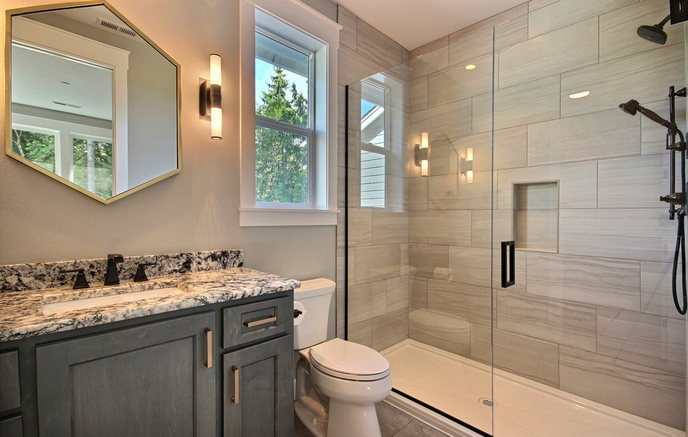 Стильный дизайн: большая ванная комната в стиле кантри с фасадами в стиле шейкер, зелеными фасадами, душем в нише, раздельным унитазом, бежевой плиткой, керамической плиткой, серыми стенами, полом из цементной плитки, душевой кабиной, врезной раковиной, столешницей из гранита, серым полом, душем с распашными дверями и разноцветной столешницей - последний тренд