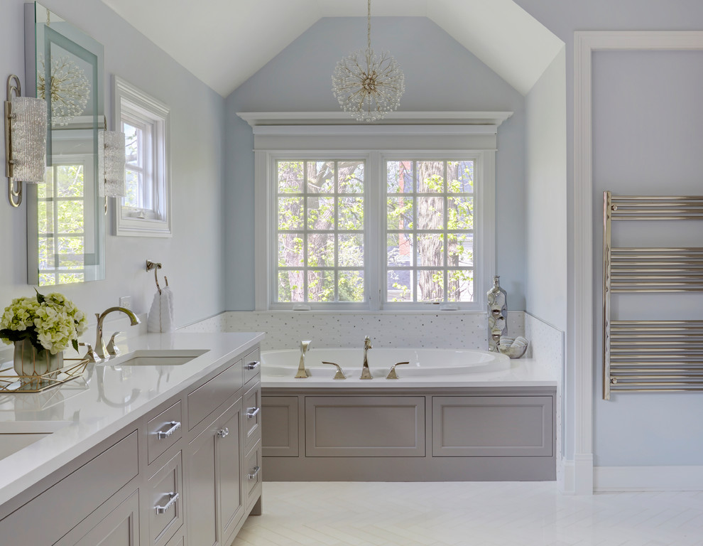 Свежая идея для дизайна: большая главная ванная комната в стиле модернизм с фасадами в стиле шейкер, серыми фасадами, ванной в нише, открытым душем, раздельным унитазом, белой плиткой, керамической плиткой, синими стенами, мраморным полом, врезной раковиной, столешницей из искусственного кварца, белым полом, открытым душем и белой столешницей - отличное фото интерьера