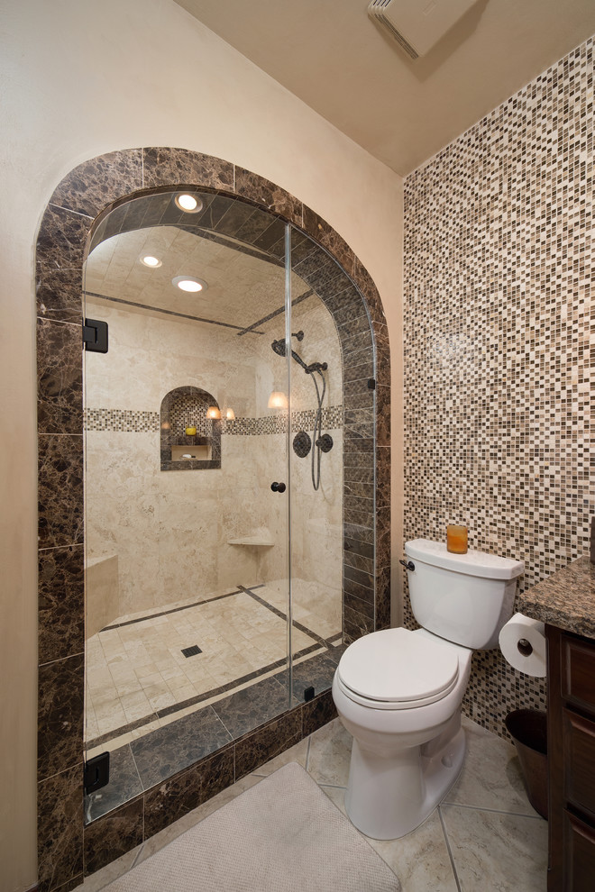 Idéer för ett mellanstort klassiskt badrum, med släta luckor, skåp i mörkt trä, en dusch i en alkov, en toalettstol med hel cisternkåpa, beige kakel, brun kakel, mosaik, beige väggar, ett undermonterad handfat och granitbänkskiva