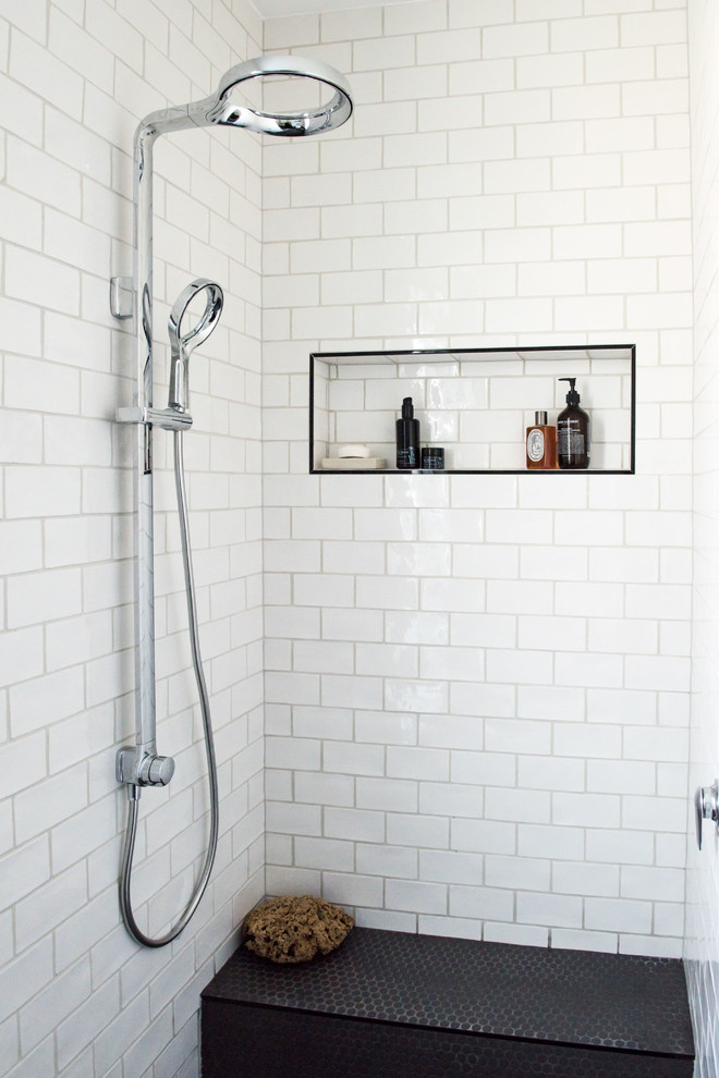 Ispirazione per una stanza da bagno padronale scandinava di medie dimensioni con piastrelle bianche, piastrelle in ceramica, pareti bianche, pavimento con piastrelle a mosaico e pavimento nero