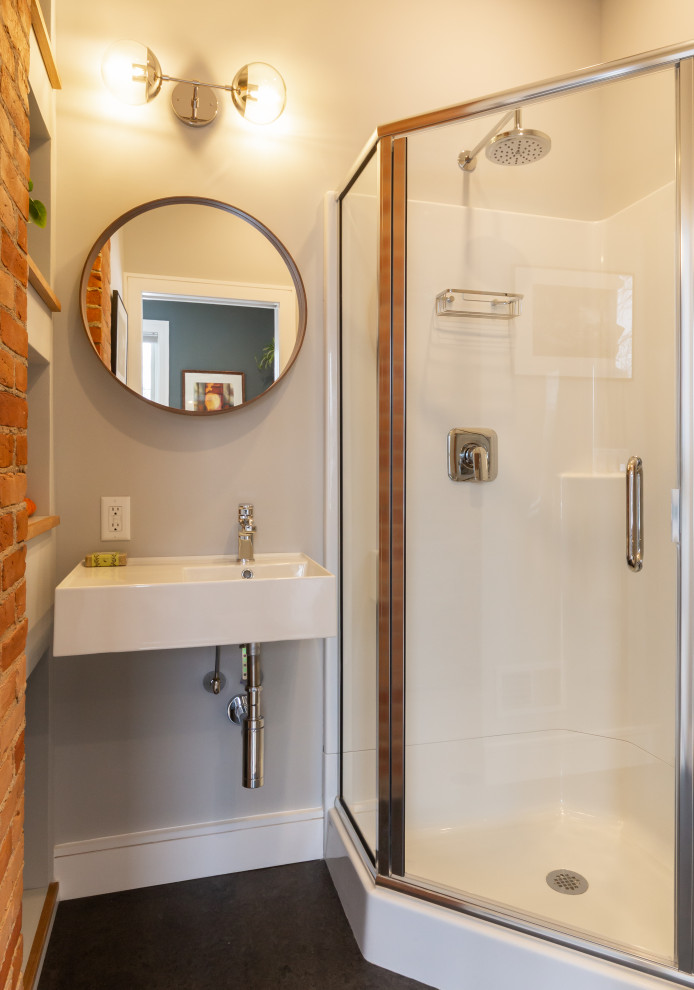 На фото: маленькая ванная комната в современном стиле с угловым душем, серыми стенами, душевой кабиной, подвесной раковиной, душем с распашными дверями, тумбой под одну раковину и подвесной тумбой для на участке и в саду с