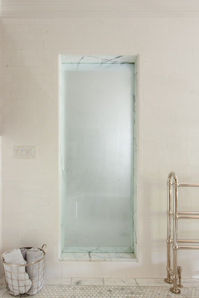 Diseño de cuarto de baño principal contemporáneo de tamaño medio con ducha abierta, baldosas y/o azulejos blancos, baldosas y/o azulejos de cerámica, paredes blancas, suelo de mármol y encimera de mármol