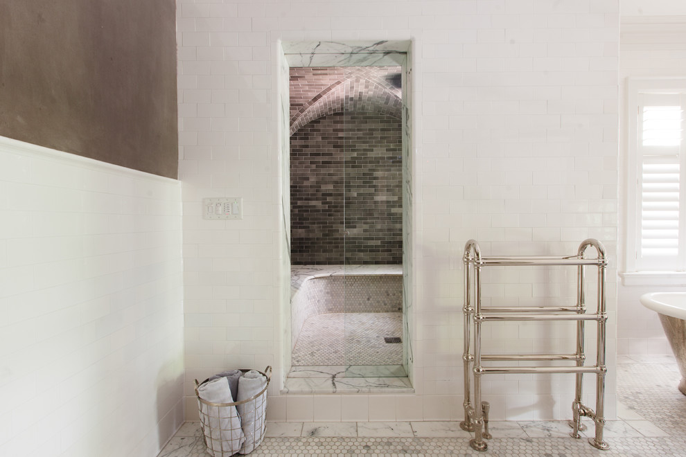 Cette photo montre une grande salle de bain principale tendance avec une douche ouverte, un carrelage blanc, un carrelage métro, un mur gris, un sol en marbre et un plan de toilette en marbre.