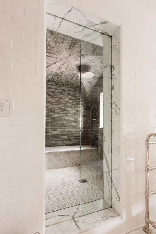 На фото: большая главная ванная комната в современном стиле с открытым душем, белой плиткой, плиткой кабанчик, серыми стенами, мраморным полом и мраморной столешницей с