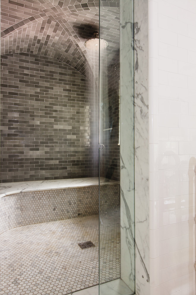 Идея дизайна: большая главная ванная комната в современном стиле с открытым душем, белой плиткой, плиткой кабанчик, серыми стенами, мраморным полом и мраморной столешницей