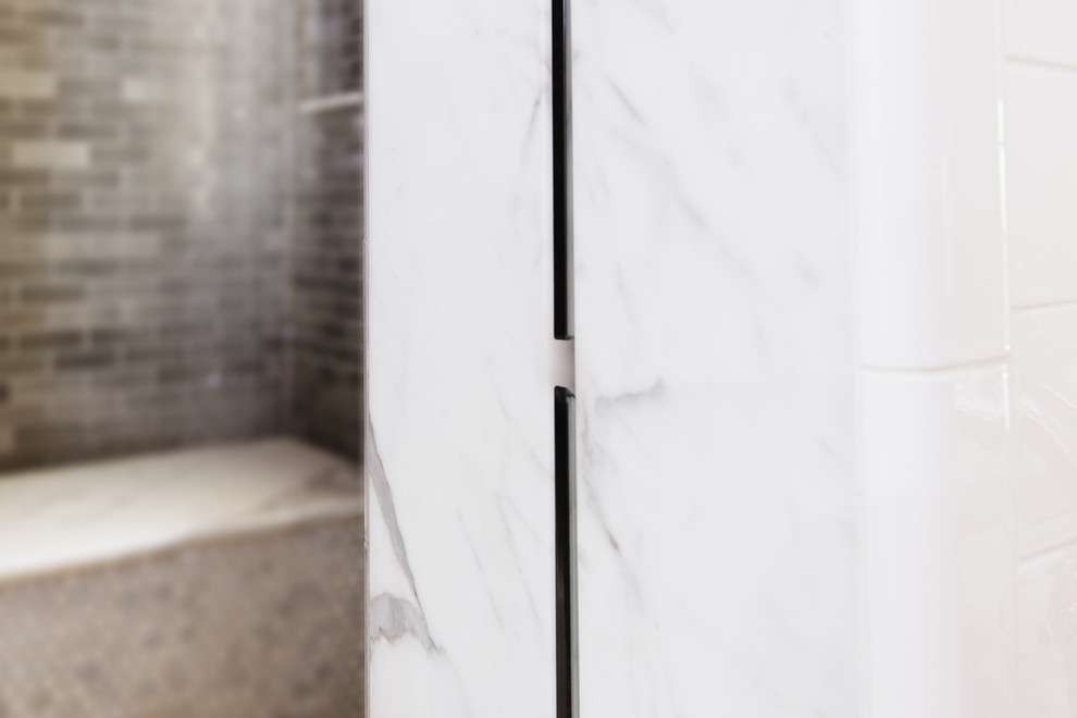 Diseño de cuarto de baño principal moderno grande con ducha abierta, baldosas y/o azulejos blancos, baldosas y/o azulejos de cemento, paredes grises, suelo de mármol y encimera de mármol