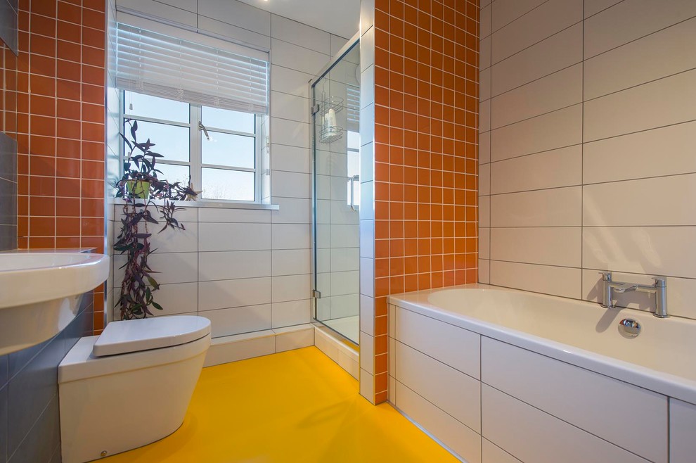 Идея дизайна: детская ванная комната среднего размера в современном стиле с накладной ванной, унитазом-моноблоком, оранжевой плиткой, белыми стенами, накладной раковиной, желтым полом и душем с распашными дверями
