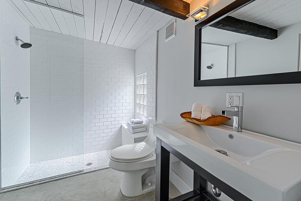 Retro Badezimmer mit integriertem Waschbecken und bodengleicher Dusche in Sonstige