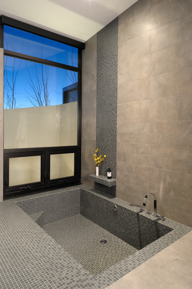 На фото: ванная комната в современном стиле с серой плиткой и плиткой мозаикой