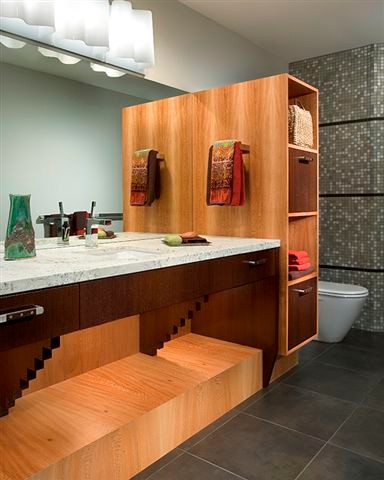 Идея дизайна: главная ванная комната среднего размера в современном стиле с плоскими фасадами, светлыми деревянными фасадами, отдельно стоящей ванной, душем в нише, унитазом-моноблоком, серой плиткой, разноцветной плиткой, плиткой мозаикой, серыми стенами, полом из керамогранита, врезной раковиной и столешницей терраццо