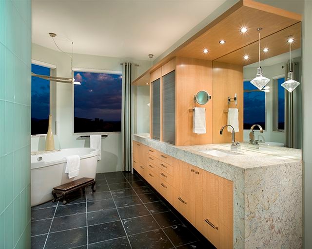 Идея дизайна: большая главная ванная комната в современном стиле с врезной раковиной, плоскими фасадами, светлыми деревянными фасадами, столешницей терраццо, душем в нише, унитазом-моноблоком, черной плиткой, синей плиткой, каменной плиткой, белыми стенами, отдельно стоящей ванной, полом из керамогранита и черным полом