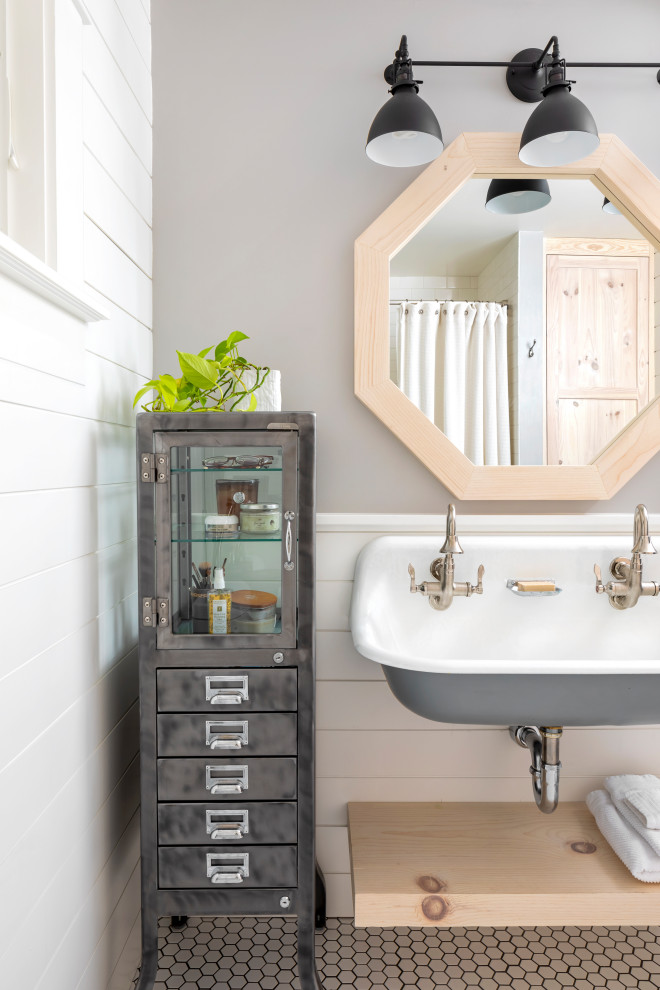 На фото: ванная комната в стиле кантри с серыми стенами, полом из мозаичной плитки, подвесной раковиной, белым полом, тумбой под две раковины, стенами из вагонки и панелями на стенах