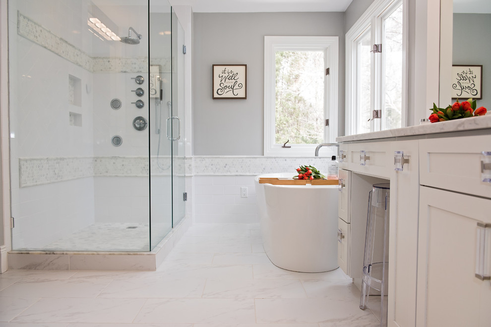 Inspiration pour une grande salle de bain principale nordique avec un placard à porte shaker, des portes de placard blanches, une baignoire indépendante, une douche d'angle, WC séparés, un carrelage blanc, du carrelage en marbre, un mur gris, un sol en carrelage de porcelaine, un lavabo encastré et un plan de toilette en marbre.
