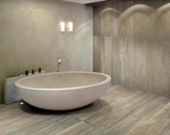 Foto de cuarto de baño principal moderno con bañera exenta, paredes beige y suelo beige