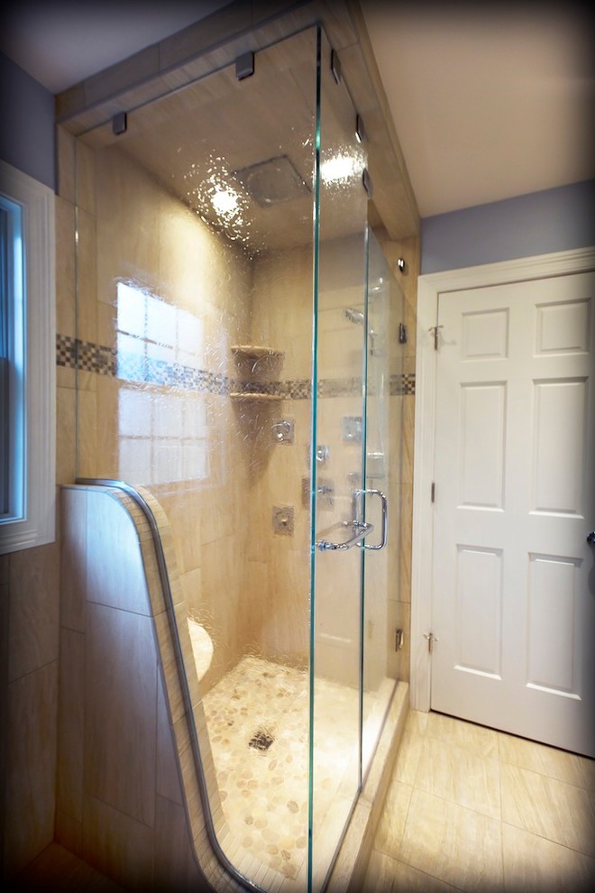 Inredning av ett klassiskt litet badrum, med ett nedsänkt handfat, möbel-liknande, skåp i mellenmörkt trä, granitbänkskiva, ett hörnbadkar, en öppen dusch, en toalettstol med separat cisternkåpa, beige kakel, keramikplattor, beige väggar och travertin golv