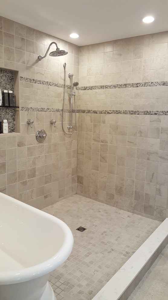 Esempio di una stanza da bagno padronale classica di medie dimensioni con vasca freestanding, vasca/doccia, piastrelle beige e piastrelle in pietra